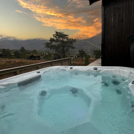 Med Utsikt I Naerheten Av Sentrum Tatil Evi Stryn